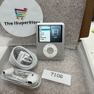 Apple iPod Nano 8GB in  Silver - Very Good Condition
